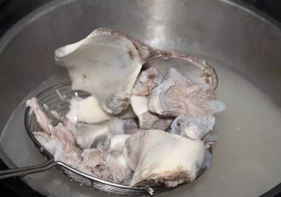 燉「豬骨湯」時,中途加冷水還是熱水?我一直弄錯,難怪湯不鮮!