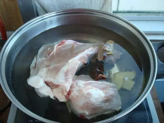 燉「豬骨湯」時,中途加冷水還是熱水?我一直弄錯,難怪湯不鮮!