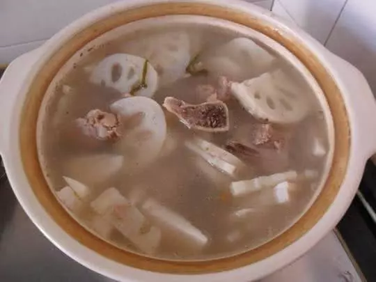 燉「豬骨湯」時,中途加冷水還是熱水?我一直弄錯,難怪湯不鮮!