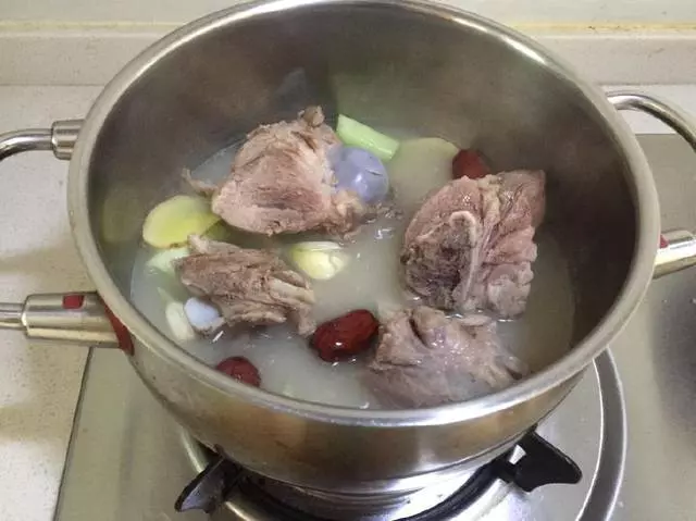 燉「豬骨湯」時,中途加冷水還是熱水?我一直弄錯,難怪湯不鮮!