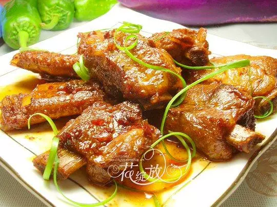干鍋蝦、紅燒肉、老乾媽醬排骨、啤酒雞翅、紅燒魚、紅燜羊肉等