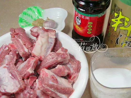 干鍋蝦、紅燒肉、老乾媽醬排骨、啤酒雞翅、紅燒魚、紅燜羊肉等