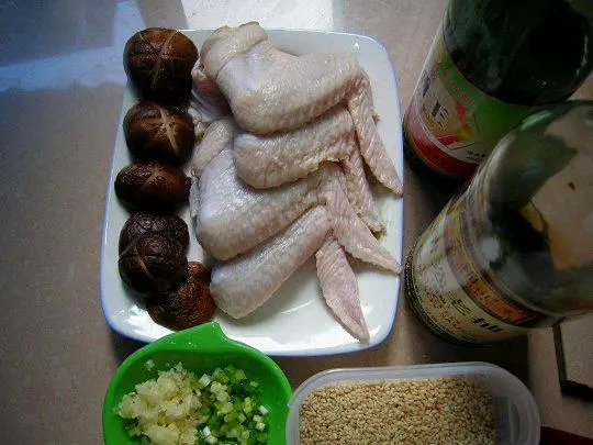 干鍋蝦、紅燒肉、老乾媽醬排骨、啤酒雞翅、紅燒魚、紅燜羊肉等