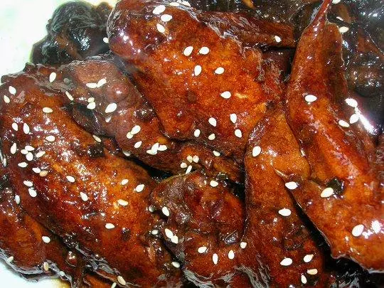 干鍋蝦、紅燒肉、老乾媽醬排骨、啤酒雞翅、紅燒魚、紅燜羊肉等