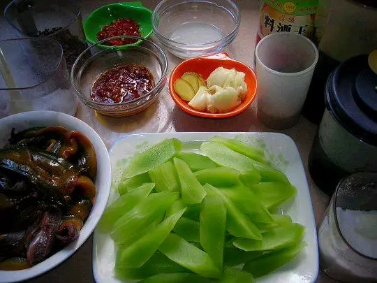 干鍋蝦、紅燒肉、老乾媽醬排骨、啤酒雞翅、紅燒魚、紅燜羊肉等