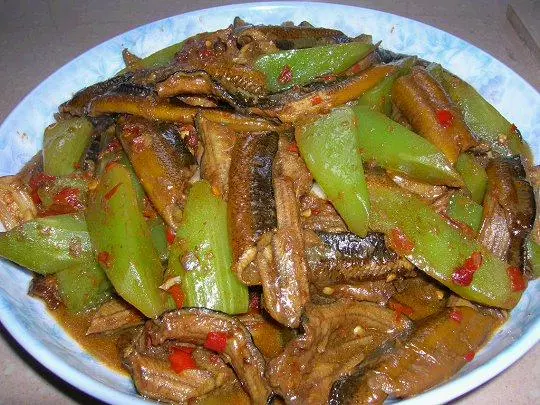 干鍋蝦、紅燒肉、老乾媽醬排骨、啤酒雞翅、紅燒魚、紅燜羊肉等
