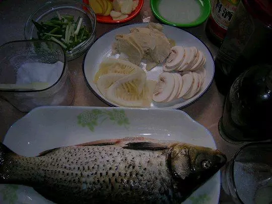 干鍋蝦、紅燒肉、老乾媽醬排骨、啤酒雞翅、紅燒魚、紅燜羊肉等