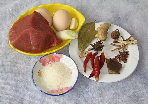 干鍋蝦、紅燒肉、老乾媽醬排骨、啤酒雞翅、紅燒魚、紅燜羊肉等