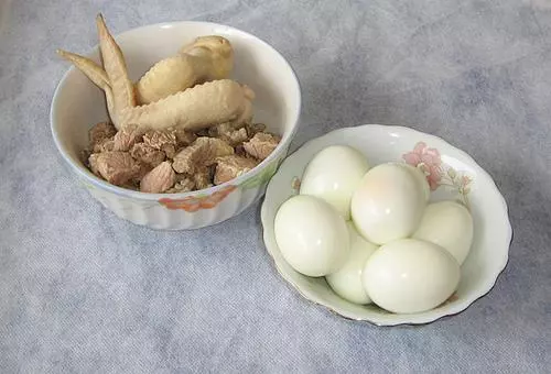 干鍋蝦、紅燒肉、老乾媽醬排骨、啤酒雞翅、紅燒魚、紅燜羊肉等