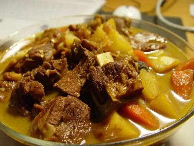 干鍋蝦、紅燒肉、老乾媽醬排骨、啤酒雞翅、紅燒魚、紅燜羊肉等