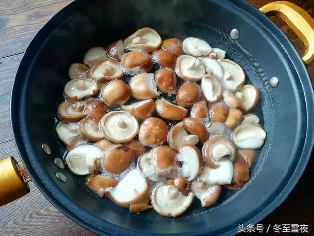 香菇這樣做太好吃了,外面吃不到,一點肉也沒放,好吃到停不下來