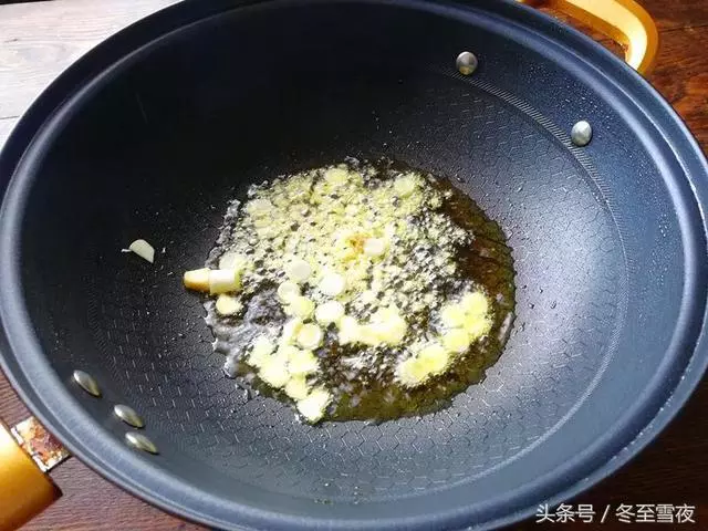 香菇這樣做太好吃了,外面吃不到,一點肉也沒放,好吃到停不下來