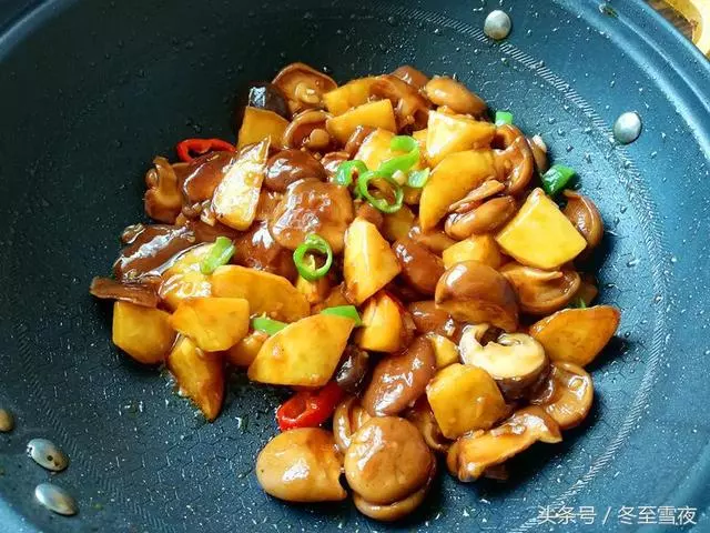 香菇這樣做太好吃了,外面吃不到,一點肉也沒放,好吃到停不下來