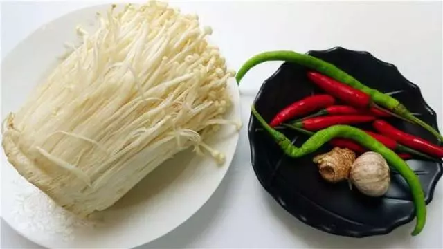 就饞這道金針菇的新做法,簡單易學,辣的過癮,大人孩子都愛吃