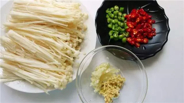 就饞這道金針菇的新做法,簡單易學,辣的過癮,大人孩子都愛吃