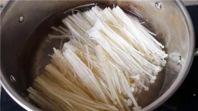 就饞這道金針菇的新做法,簡單易學,辣的過癮,大人孩子都愛吃