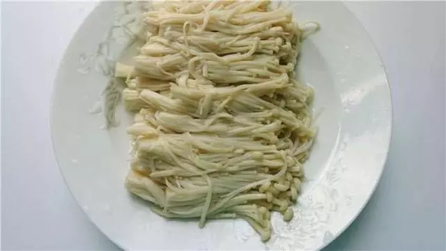 就饞這道金針菇的新做法,簡單易學,辣的過癮,大人孩子都愛吃