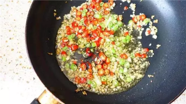 就饞這道金針菇的新做法,簡單易學,辣的過癮,大人孩子都愛吃