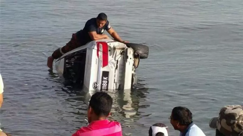 [ 死亡車禍] 疑超速失控越防撞欄 轎車墜海司機淹死 （組圖） Rip...