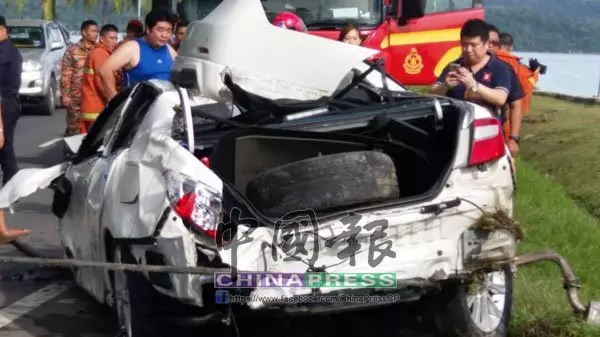 [ 死亡車禍] 疑超速失控越防撞欄 轎車墜海司機淹死 （組圖） Rip...