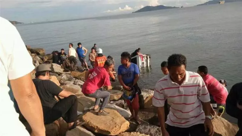 [ 死亡車禍] 疑超速失控越防撞欄 轎車墜海司機淹死 （組圖） Rip...