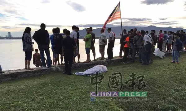 [ 死亡車禍] 疑超速失控越防撞欄 轎車墜海司機淹死 （組圖） Rip...