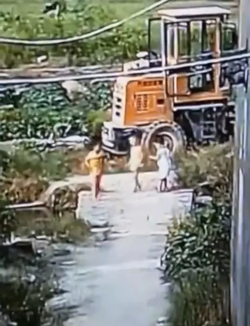 【視頻】3幼童20秒內「相繼溺斃」 家屬痛哭「狂甩遺體」喚不醒