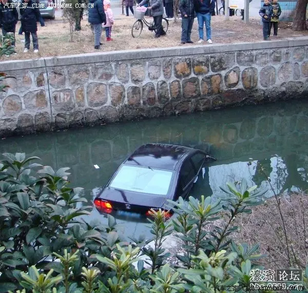 過不了年!一家人回家過年,途中車子失控墜河,男子眼睜睜看著妻兒溺斃!