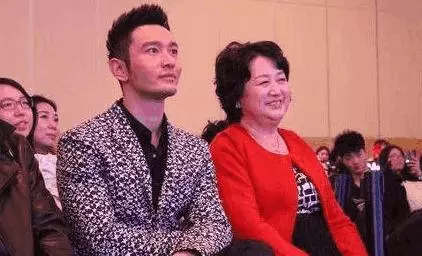 與黃曉明同居3年,黃媽媽7個字霸氣回懟,Baby上位,網友:後悔嗎?!
