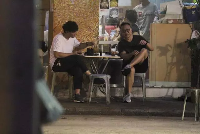 在徐濠縈監督下減肥終於有效果,陳奕迅大肚腩消失不見!