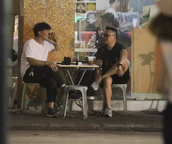 在徐濠縈監督下減肥終於有效果,陳奕迅大肚腩消失不見!