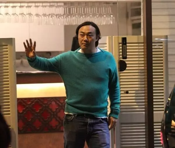 在徐濠縈監督下減肥終於有效果,陳奕迅大肚腩消失不見!