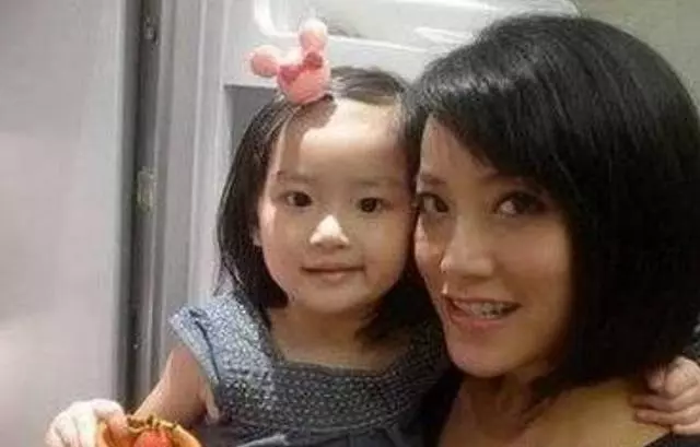 46歲霍汶希抱女兒近照,單身生下女兒,網友:越來越像謝霆鋒?