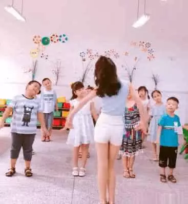 90後女幼師教學生跳舞,看背影著迷了,家長:真後悔結婚那麼早