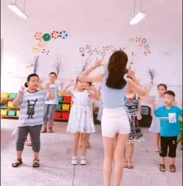 90後女幼師教學生跳舞,看背影著迷了,家長:真後悔結婚那麼早