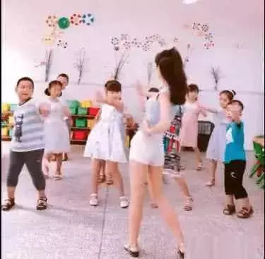 90後女幼師教學生跳舞,看背影著迷了,家長:真後悔結婚那麼早