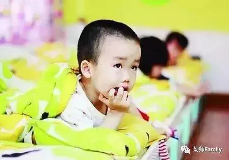 幼兒園男孩女孩挨著睡,老師拍下這樣一幕,網友都很暖心