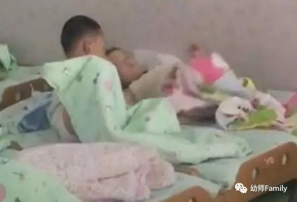 幼兒園男孩女孩挨著睡,老師拍下這樣一幕,網友都很暖心