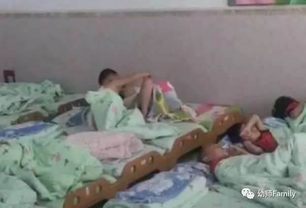 幼兒園男孩女孩挨著睡,老師拍下這樣一幕,網友都很暖心