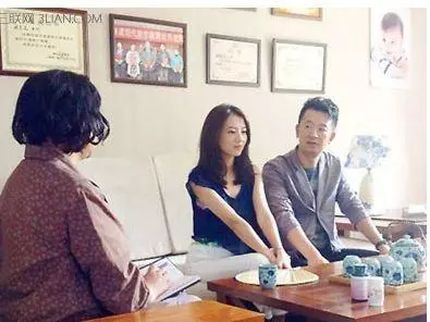老婆每周都要回娘家,覺得不對勁,偷偷跟蹤,看到一幕男人愣住了