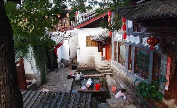 老婆每周都要回娘家,覺得不對勁,偷偷跟蹤,看到一幕男人愣住了