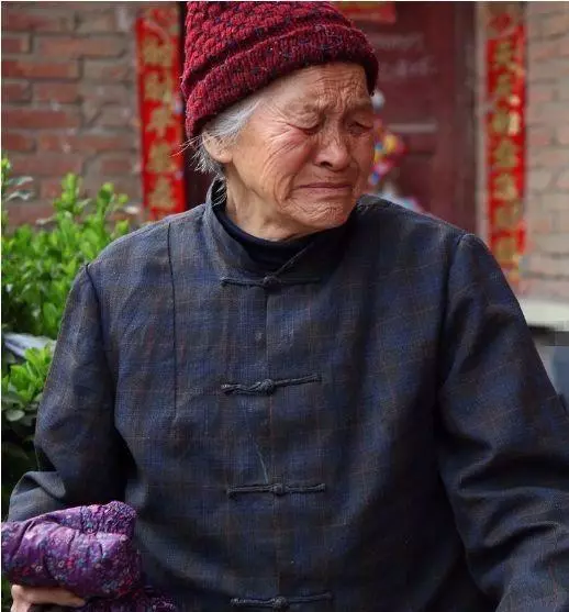 兒子做了上門女婿,過年回來兒媳主動要去做飯,到廚房一看我哭了