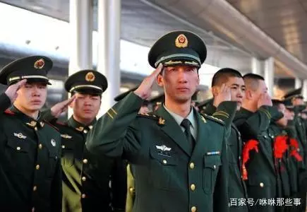 退伍小伙去當苦力,6百一天卻被工頭剋扣3百,老闆來後工頭傻眼了
