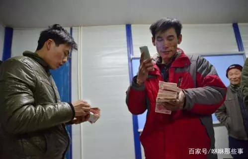 退伍小伙去當苦力,6百一天卻被工頭剋扣3百,老闆來後工頭傻眼了