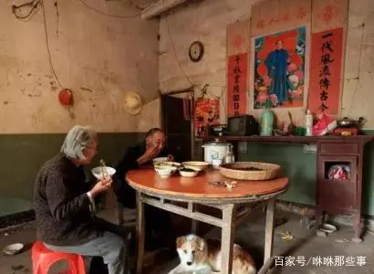鄉下老父送來一袋魚乾,兒子嫌難吃放冰箱,半年後打開袋子我哭了