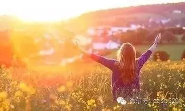 女人有錢和沒錢,十年後的區別
