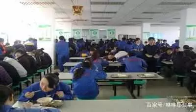 農村女孩每天都幫殘疾軍人打飯,4年後辭職時,看到來人後愣住了