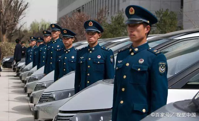 農村女孩每天都幫殘疾軍人打飯,4年後辭職時,看到來人後愣住了
