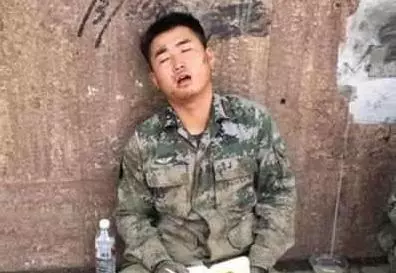 車主想要20萬,軍人小伙為救人把豪車蹭花,看清人後卻跪下感恩!