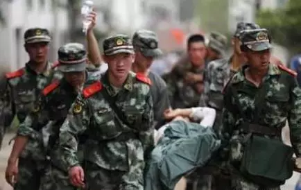 車主想要20萬,軍人小伙為救人把豪車蹭花,看清人後卻跪下感恩!